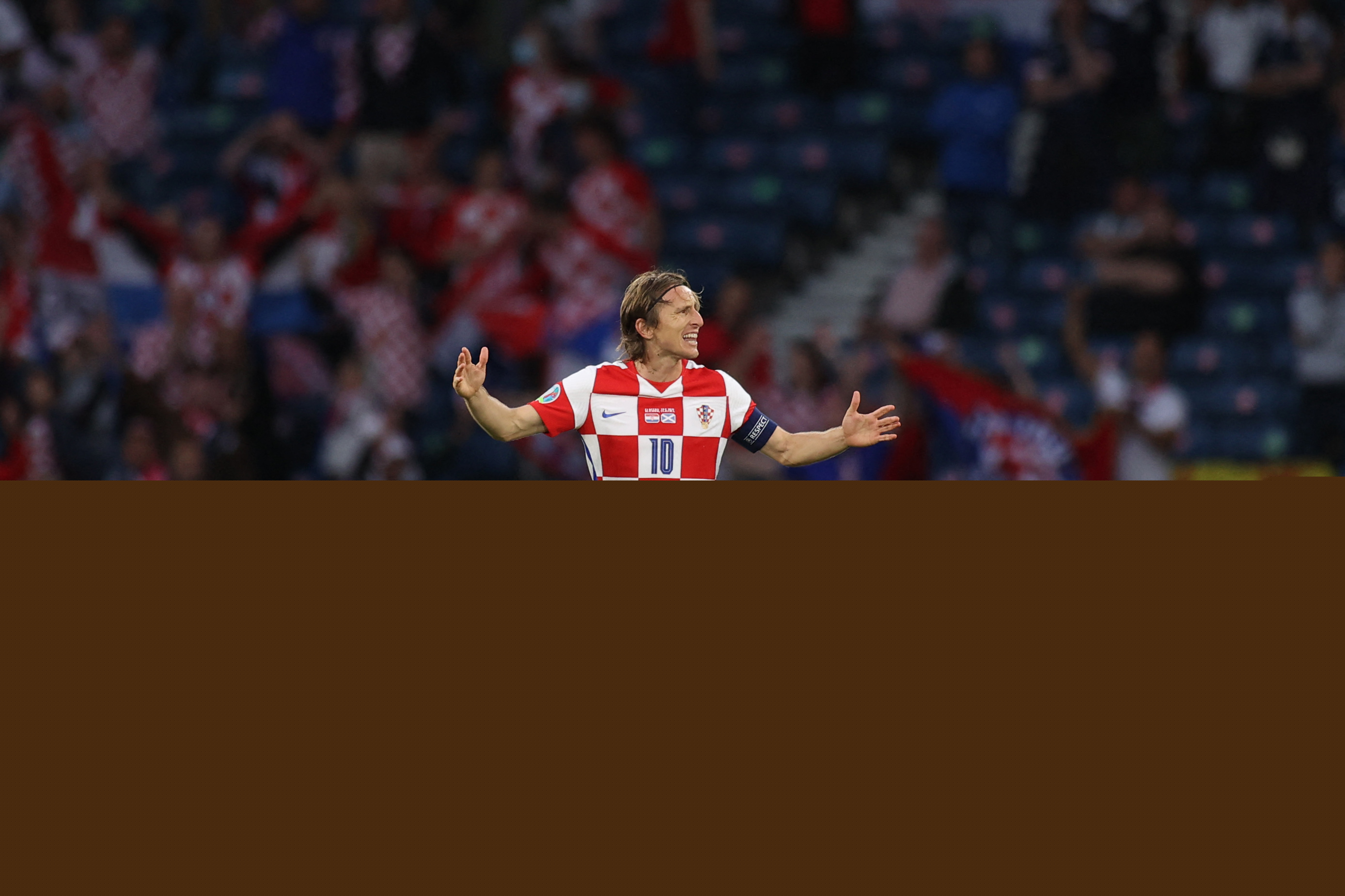 苦苦支撑！杜兰特三节16中11砍下30分 球队落后27分